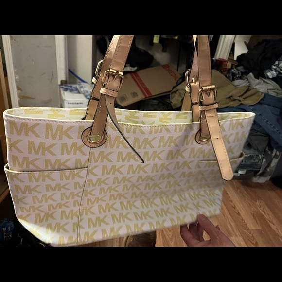 Purse needs to be sold - Picture 4 of 4